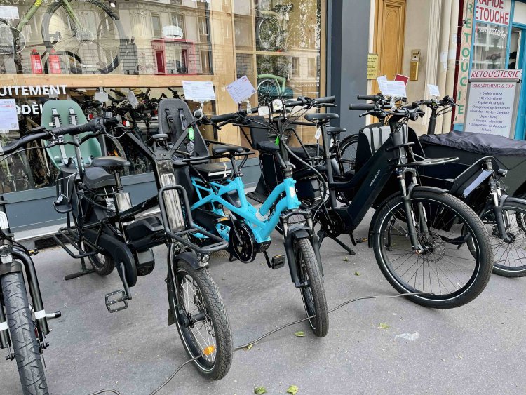 後ろにシートベルト付きのチャイルドシートが付いた自転車。