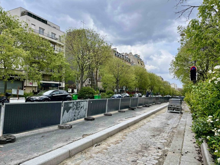 大通りに自転車レーン準備中の図。石畳がチラリ。