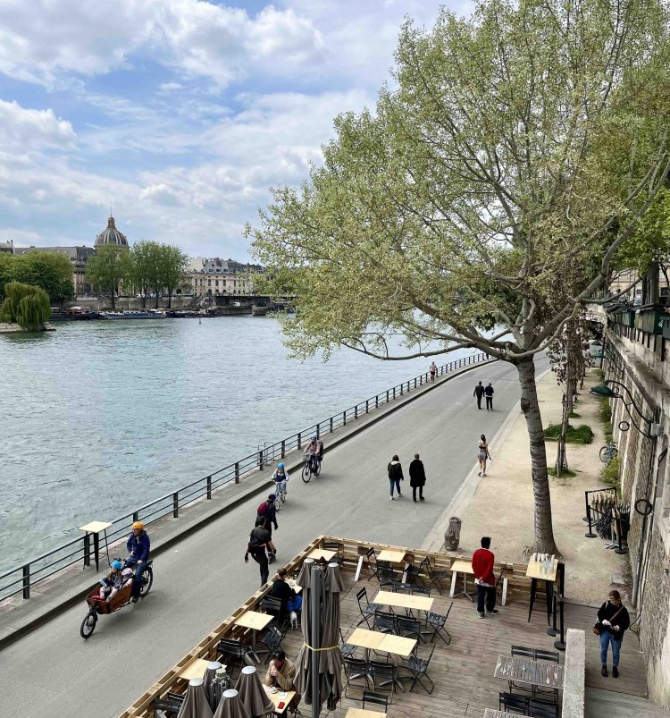 セーヌ川と隣接する散歩道。