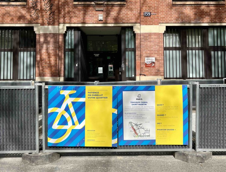 道端でしばしば遭遇する「自転車レーンを造っています」の案内板。