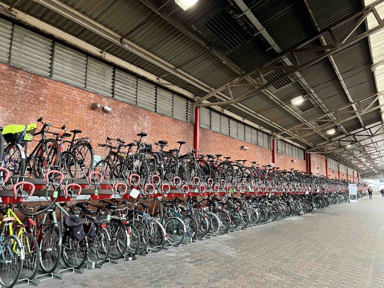 鉄道のターミナル駅には日本を彷彿とさせる巨大駐輪場。自転車を鉄道の車内に持ち込むルールも整備が進む。