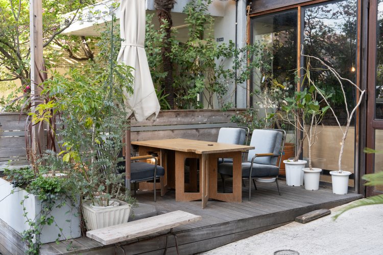 お店の前にも解放感のあるオープンスペースがある。