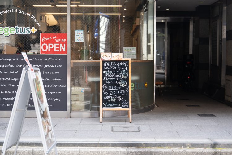 カフェのような雰囲気の外観。