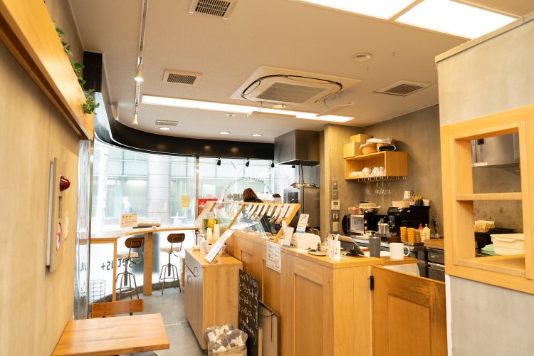 店内の利用も可能だが、多くのお客さんはテイクアウトをしていく。