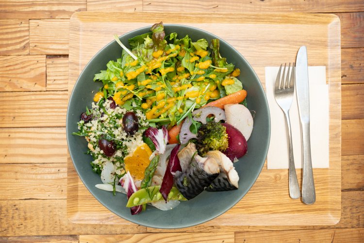 デリ3種類とサラダに雑穀米がセットになったワンプレート。このチョイスだと1050円。