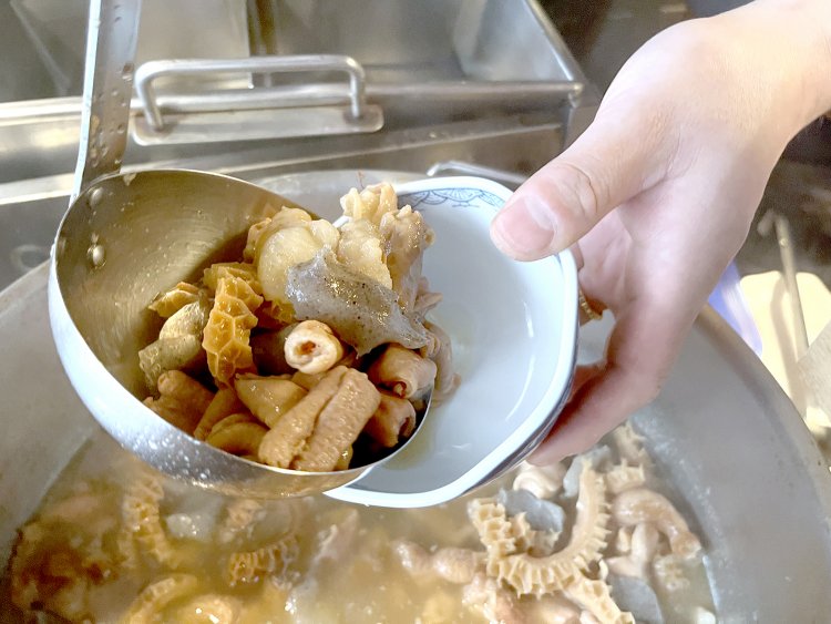 数種類のホルモンをコトコト煮込んだ旨塩もつ煮込み。「ウチのお客さんは“呑みがメイン”なので、お酒に合う料理ばかりです」と小坂さん。