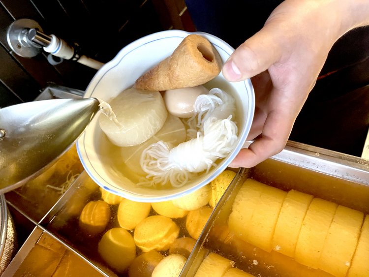 店で取ったカツオベースの出汁で煮込む冬季の名物・おでんは10月から4月まで提供。