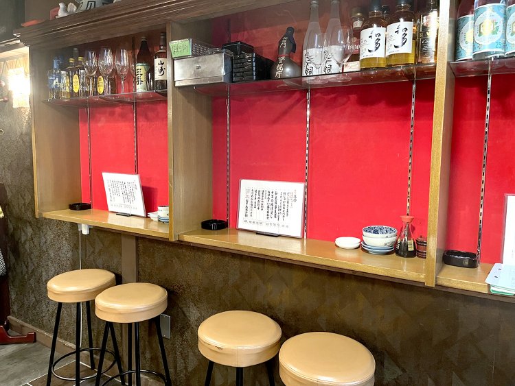 かつては酒のボトルやグラスを収納していた棚をカウンターとして使用。赤いビロードが艶かしい。