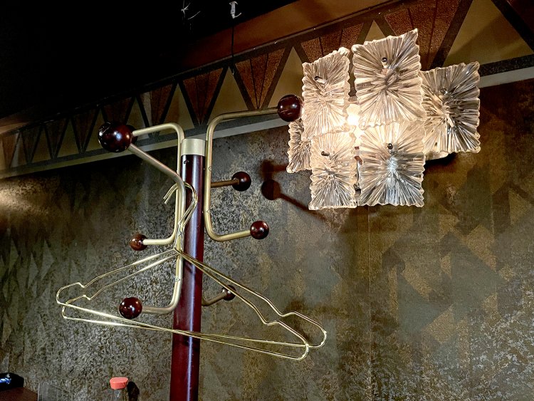 スナック「ながさき」時代からある壁や作り付けのランプにも昭和のムードが息づく。