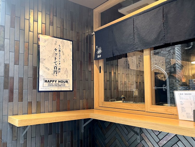 店先のカウンターで立ち飲みもできる。