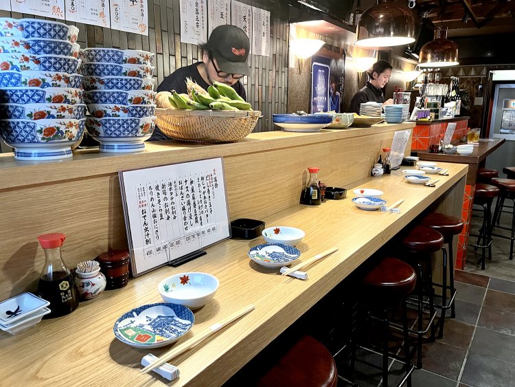 1階はカウンターのみ。奥のカウンターはスナック「ながさき」時代のもの。