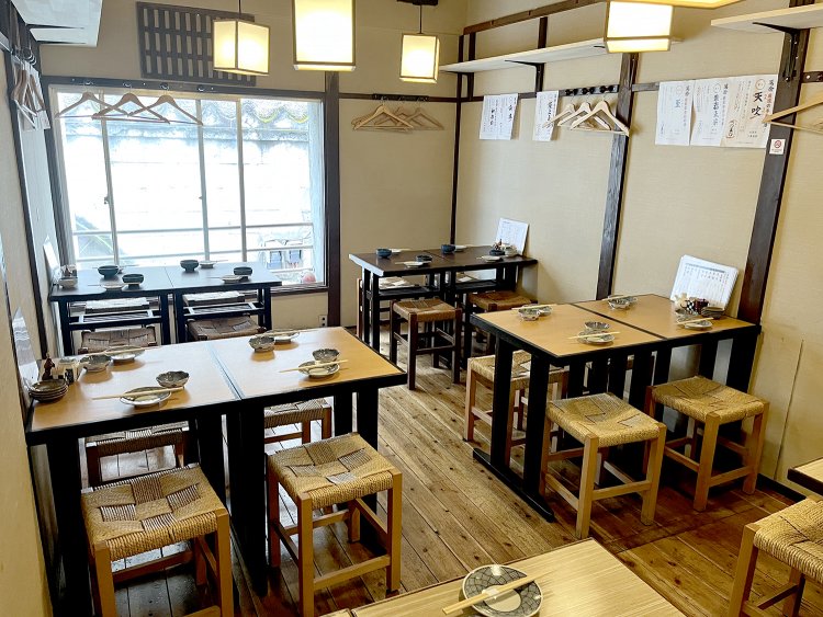 2階はテーブル席。親しみやすく、初めて来た気がしない。