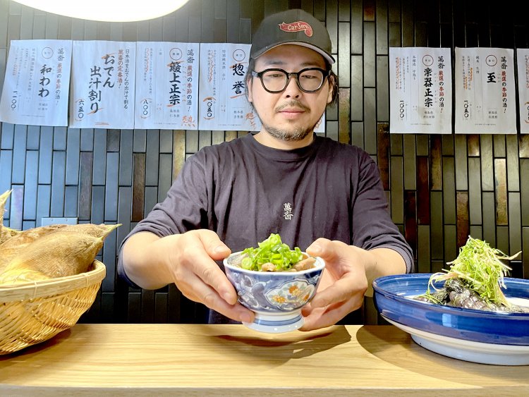 以前は異業種の会社員だった小坂さんだが、今はこの店で店長として調理から接客まで行っている。