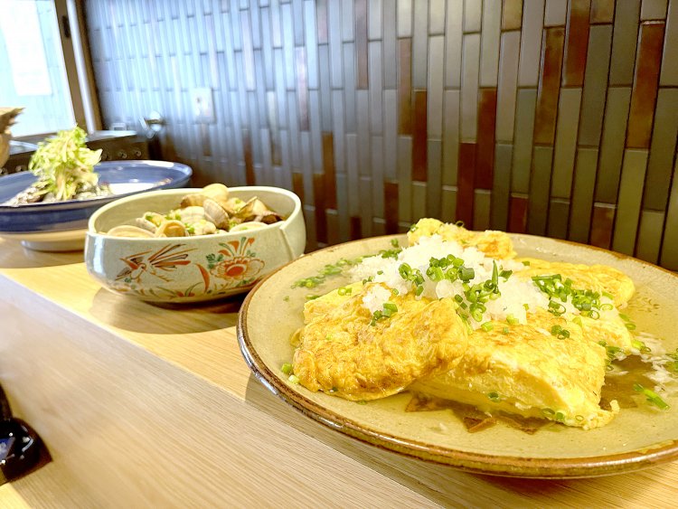 カウンターに大皿が並べられるおばんざいはすべて店内で手作りする。