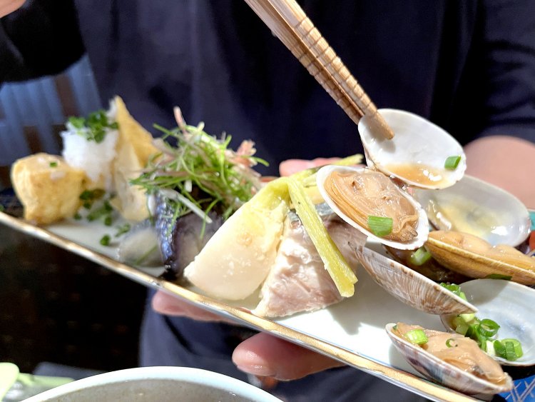 この日のおばんざい盛り合わせは、写真右からあさりの紹興酒漬、さわらとカブのレモン塩煮、ナスの揚げ浸し、出汁漬けだし巻き玉子。