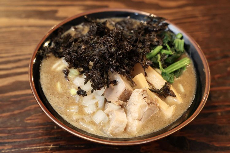 煮干し豚骨ラーメンは一杯1100円。麺の量は一玉170g。