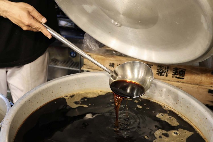 店内で仕込む醤油ダレ。これが味の決め手になっている。
