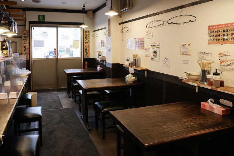 4人掛けのテーブルは3卓。どこか懐かしい昭和の香り漂う内装。