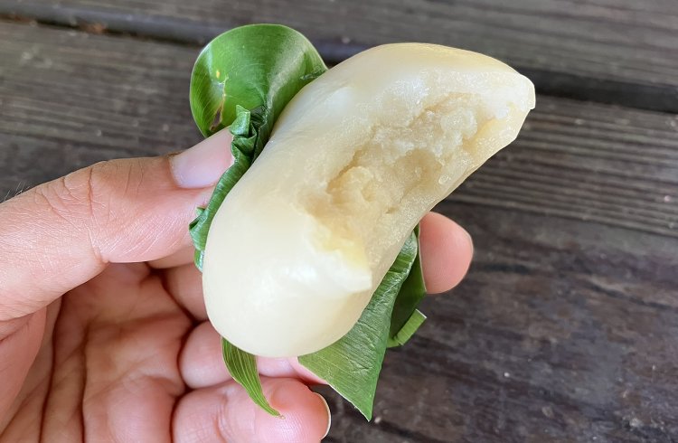 作る人によっては、小麦粉に米粉を混ぜて作る場合も。通常のお餅のように伸びはしないけれど、クセになるもちもちさ。