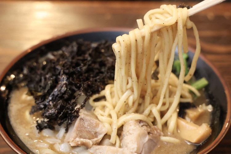 横浜丸高製麺の太めのストレート麺。弾力のある食感は食べ応え抜群。