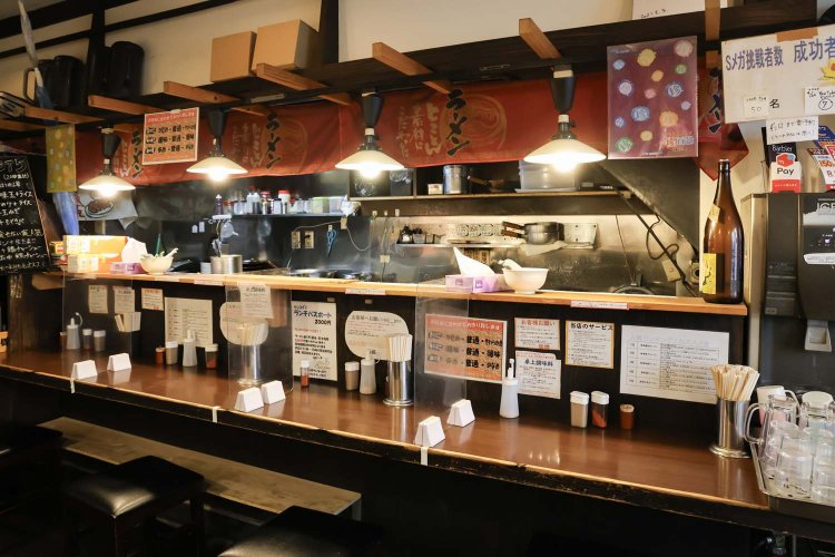 一人でも気兼ねなく利用できるカウンター4席も。