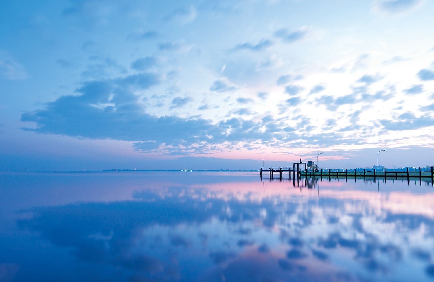 映画の撮影地となった琵琶湖。朝焼けに染まる湖面が美しい。（写真＝（公社）びわこビジターズビューロー）