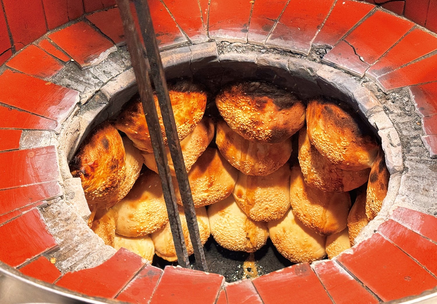 ときどき買いに行っていたという、饒河街夜市にある『福州世祖胡椒餅』は行列が絶えない人気店。胡椒が効いた挽肉とネギが入ったパンは、窯の中に張り付けて焼く。