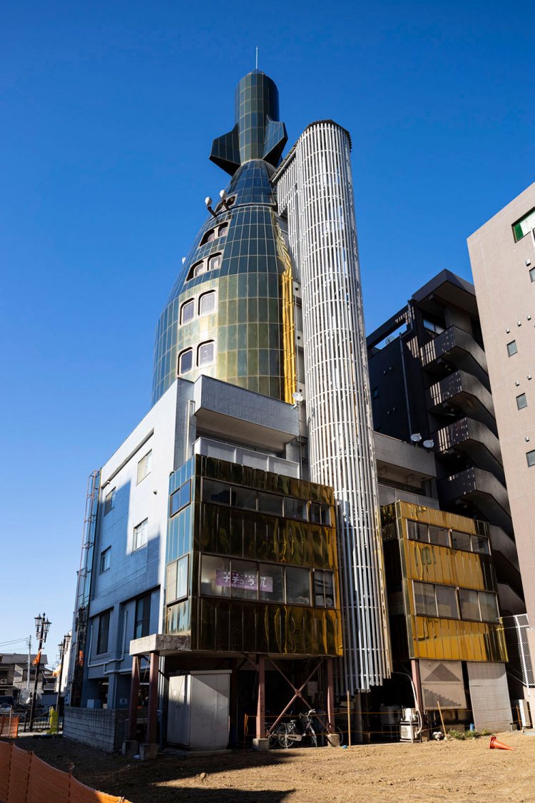 裏側もキンピカで発射台のようなロケットビル！