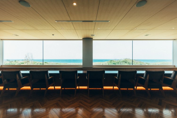 『THE MELLOW BAR』のカウンターは約11mの一枚板。