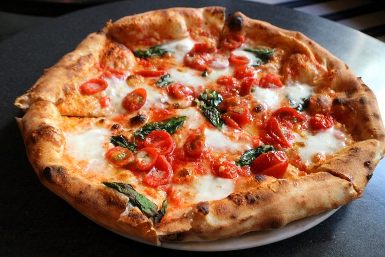 Margherita D.O.C.（マルゲリータD.O.C.）2640円は、水牛のミルクから作ったクリーミーなチーズとフレッシュなミニトマトの組み合わせを楽しめる。