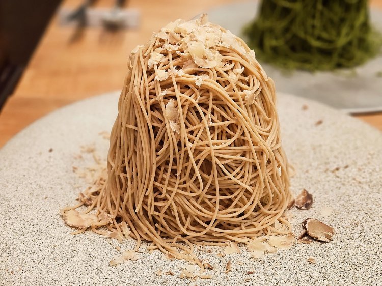 国産和栗のモンブラン 単品2090円、ドリンクセット2530円。