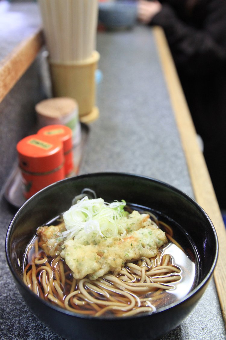 【黒度4】『ひさご』のちくわ天そば410円。