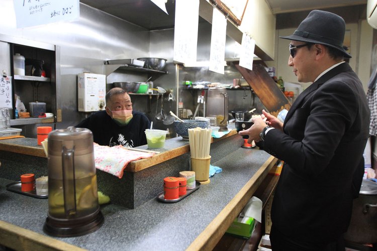 「『ひさご』はきつねまで驚きの黒！」（K）。