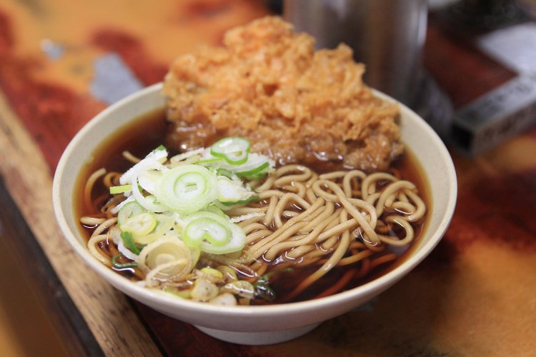 【黒度4】『そば千』のあみ天そば500円。