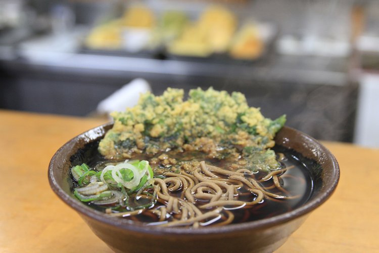 【黒度5】『スタンドそば 野むら』の春菊天そば500円。