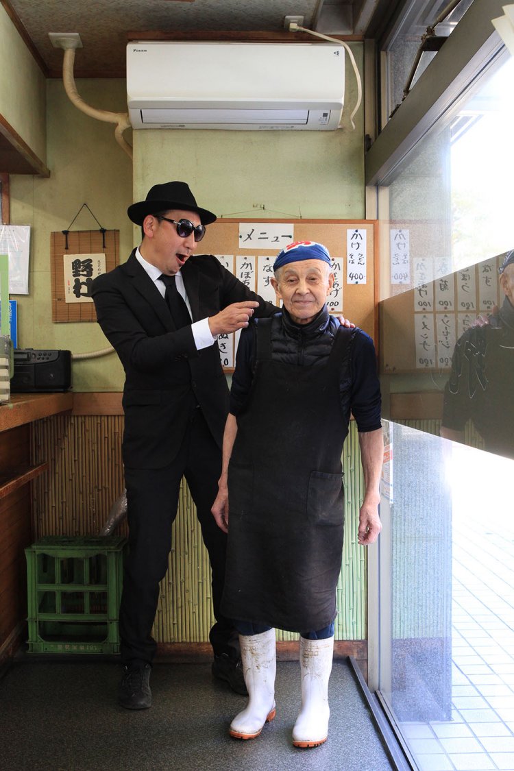 「『野むら』店主、確保！」「あ、あんた、誰？」。