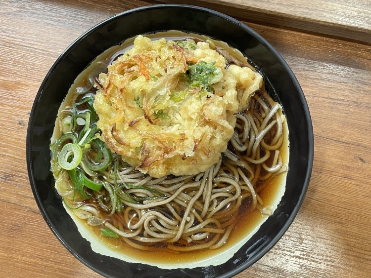 かき揚げそば500円。かき揚げの具材は、玉ねぎ、小エビ、にんじん、春菊。具材の風味良く揚がっていて、旨味のつまったツユを吸わせると、抜群にうまい。