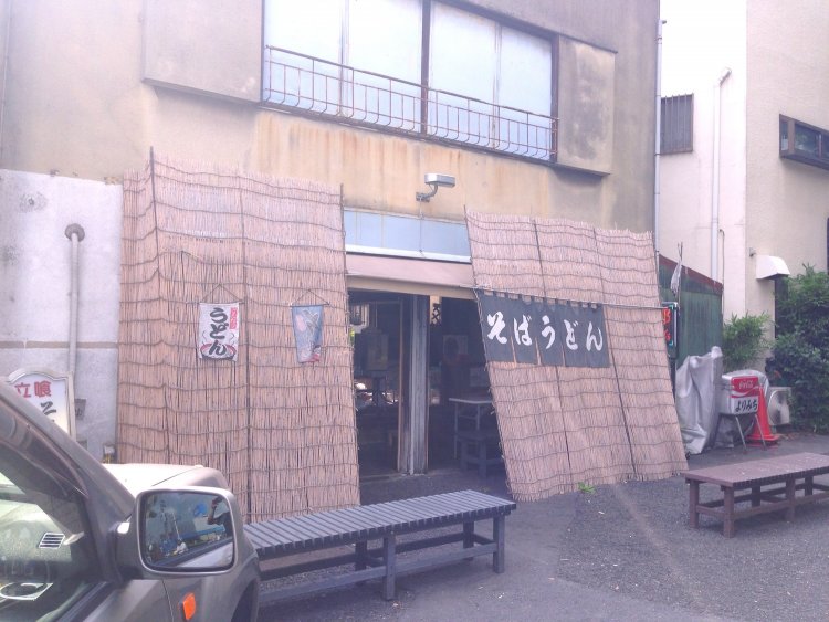 リニューアル前の店舗。夏はよしずが立てかけられていた。