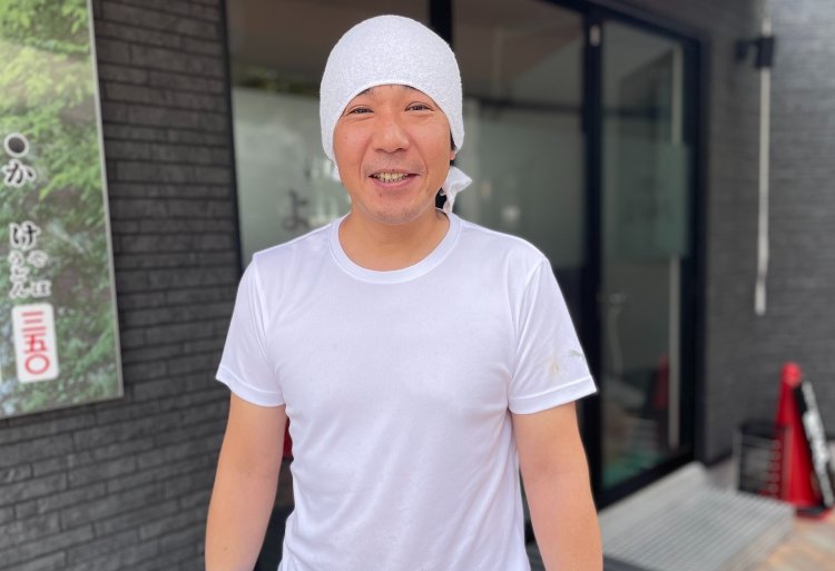 店主の高瀬成友さん。『立喰そばよりみち』の味を守ってきた。