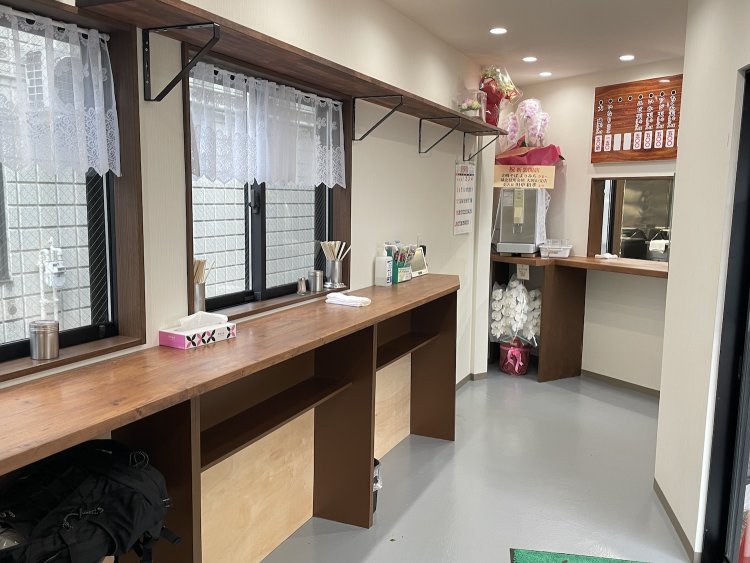 現在の店内。立喰いカウンターが長くのびる。