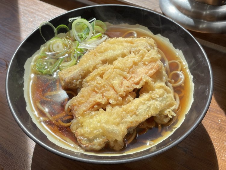 人気のごぼう天そば500円。太く切られたごぼうがシャキッとうまい。