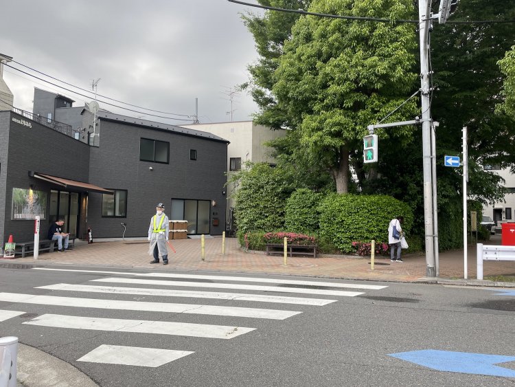 環七から見た『よりみち』。この前の木がなくなるのだ。取材時には既に伐採作業が始まっていた。