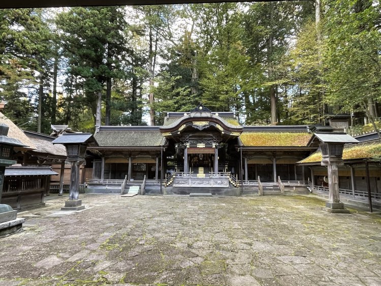 木々に囲まれる諏訪大社の下社春宮。