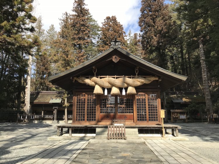 諏訪大社はしめ縄の太さからも存在感を感じられる。