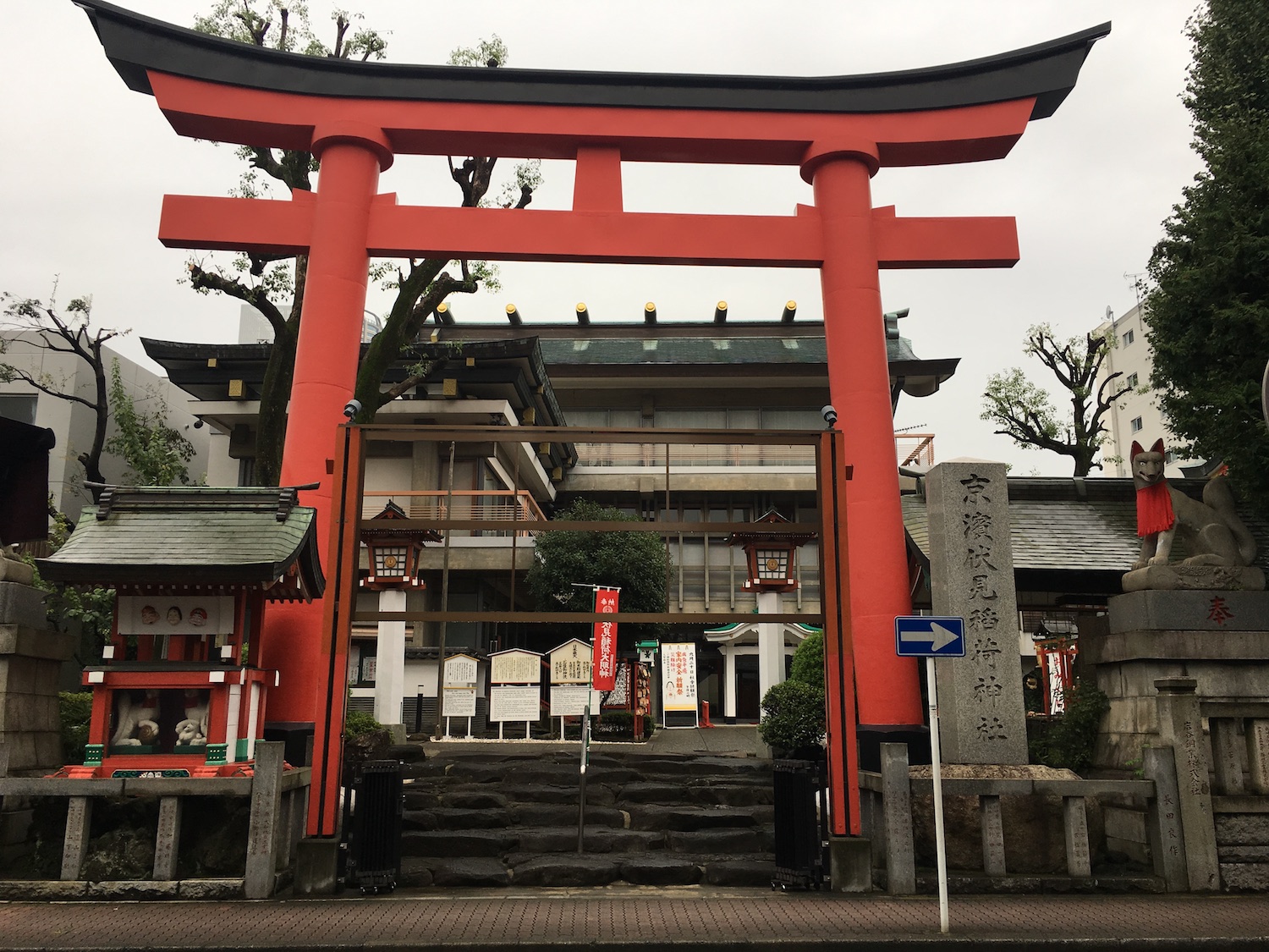 大きな鳥居が特徴の京浜稲荷神社（神奈川）。