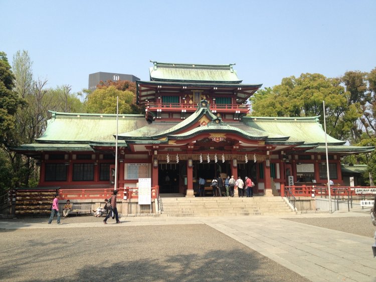 平将門を祀る神田明神。ちなみに「明神」は、特に崇敬される神につけられる敬称のようなもの。 神社庁にも「神田神社」で登録されていて、通称のようなニュアンスで「神田明神」と呼ばれている。