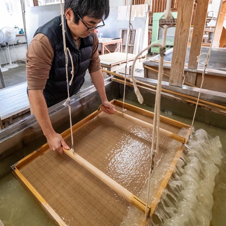 細川紙技術者協会正会員で体験コースの指導にも当たる浅岡優索さん。