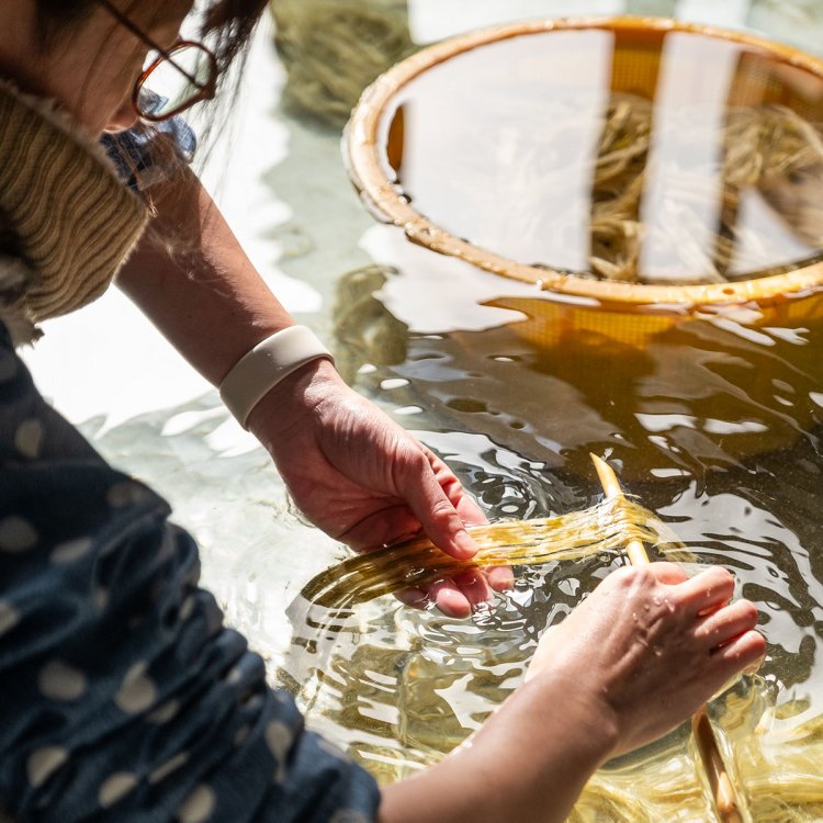 不純物を取り除くちりとりも大切な作業だ。