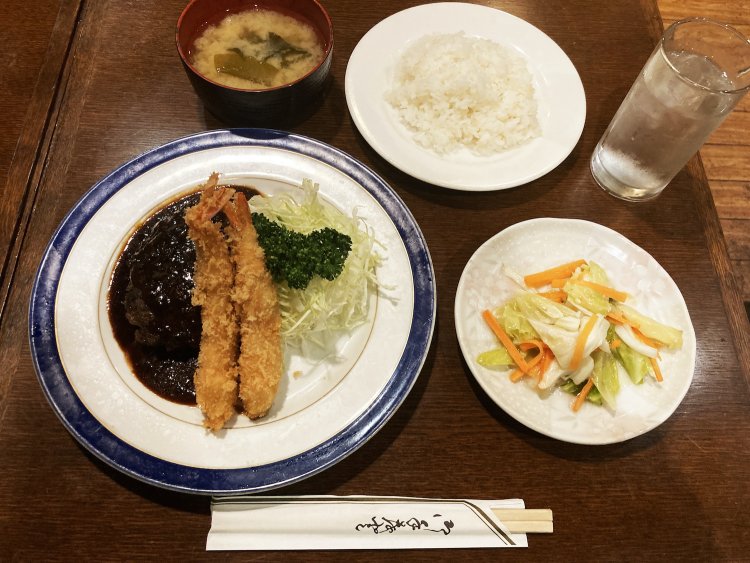 手間をかけた特製デミグラスソースが魅力的だ。