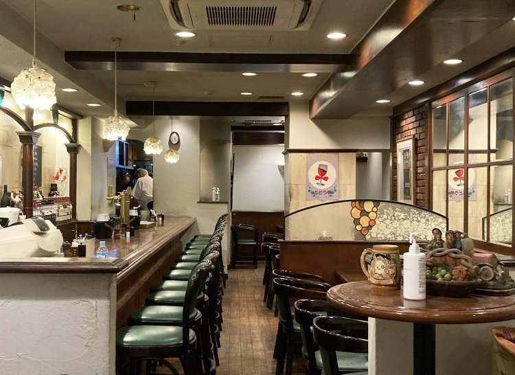 店内はカウンター席とテーブル席で合わせて、36、7席ほど。